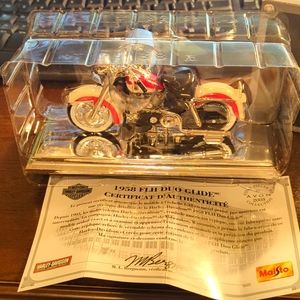 Maisto Avon Harley Davidson 58 FLH Duo Glide 1:18 Motorcycle